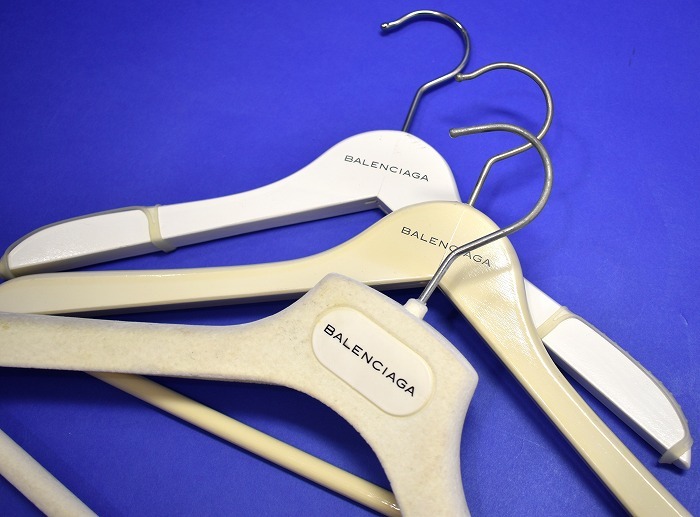 BALENCIAGA（バレンシアガ）ハンガー 3本セット ロゴ ハンガー ジャケット コート LOGO Hanger プラスチック 木製 ブランド カットソー_画像3