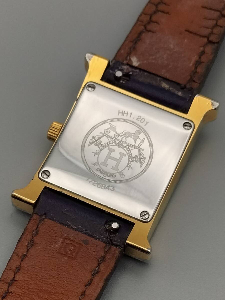 B9 1円～ 稼働品 エルメス HERMES Hウォッチ HH1.201 1726843 クォーツ クオーツ 腕時計 革ベルト ゴールドカラー文字盤 レディース_画像7