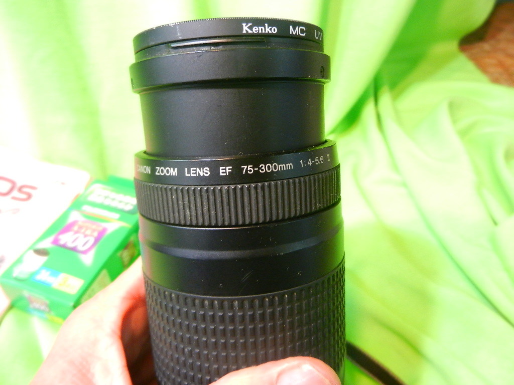 w240202-007A4 Canon EOS kiss 一眼レフカメラ レンズ EF 75-300mm f4-5.6 II ジャンク フィルム未開封取説付 フジカラー SUPERIA X-TRA400_画像2