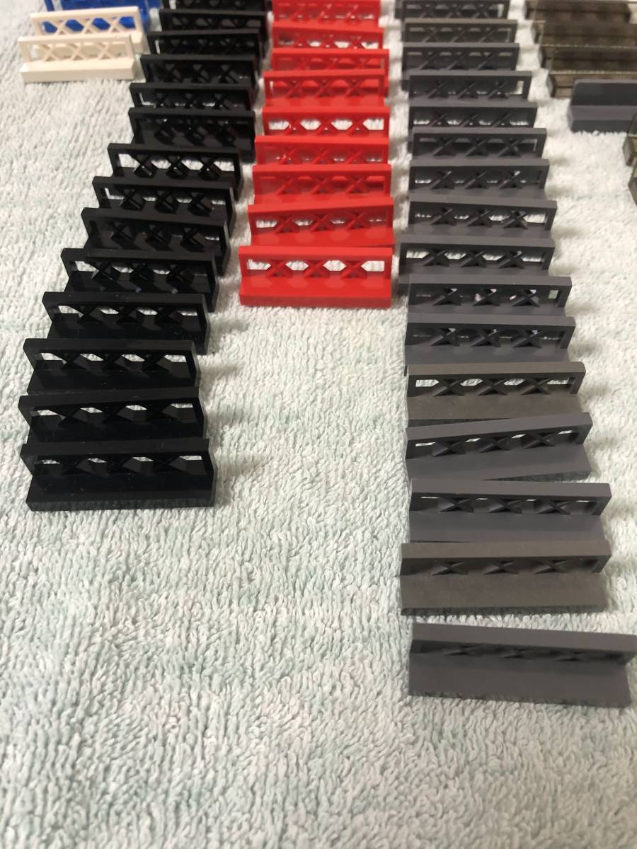 大量　ジャンク　部品　レゴ　LEGO　白　黒　赤　青　灰色　柵　ガード　53個　　　　　　　　　　　　　　　057－00450－731_画像5