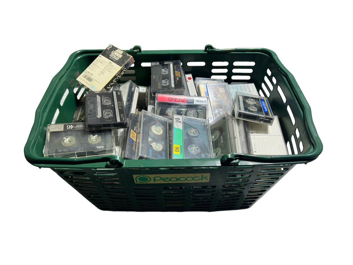 24D02-74N：使用済み品 カセットテープ まとめ カゴいっぱい　_画像1