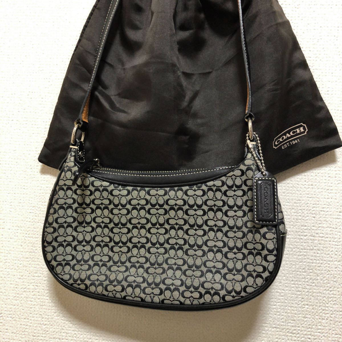 良品 コーチ本革シグネスチャーショルダーバッグ COACH ブラック 黒 良品 コーチ本革シグネスチャーショルダーバッグ COACH ブラック 黒