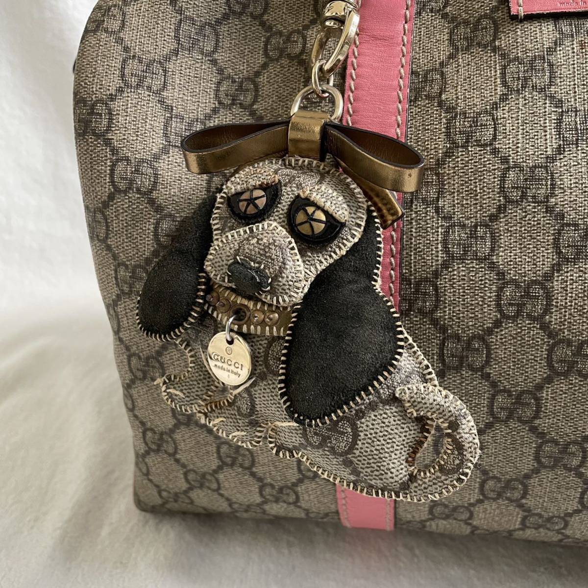 美品 GUCCI グッチ ミニボストンバッグ ハンドバッグ PVC レザー チャーム付き 犬 ドッグ dog アニマル ピンク GG柄 GGスプリーム_画像3