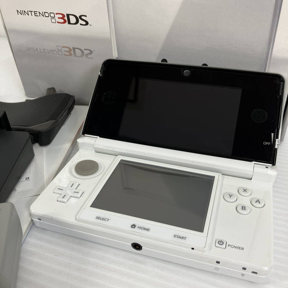 2402602-009 Nintendo ニンテンドー 3DS CTR-001 アイスホワイト 箱付/ゼルダの伝説 時のオカリナ 等 ソフト おまとめ_画像2