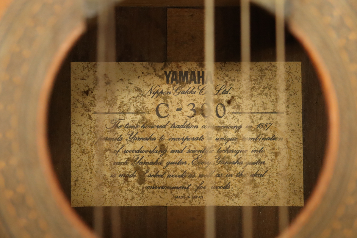 【ジャンク品】YAMAHA C-300 ヤマハ クラシックギター アコギ 弦楽器 楽器 音楽 演奏 趣味 ホビー カルチャー ギター 003IFQIA64_画像2