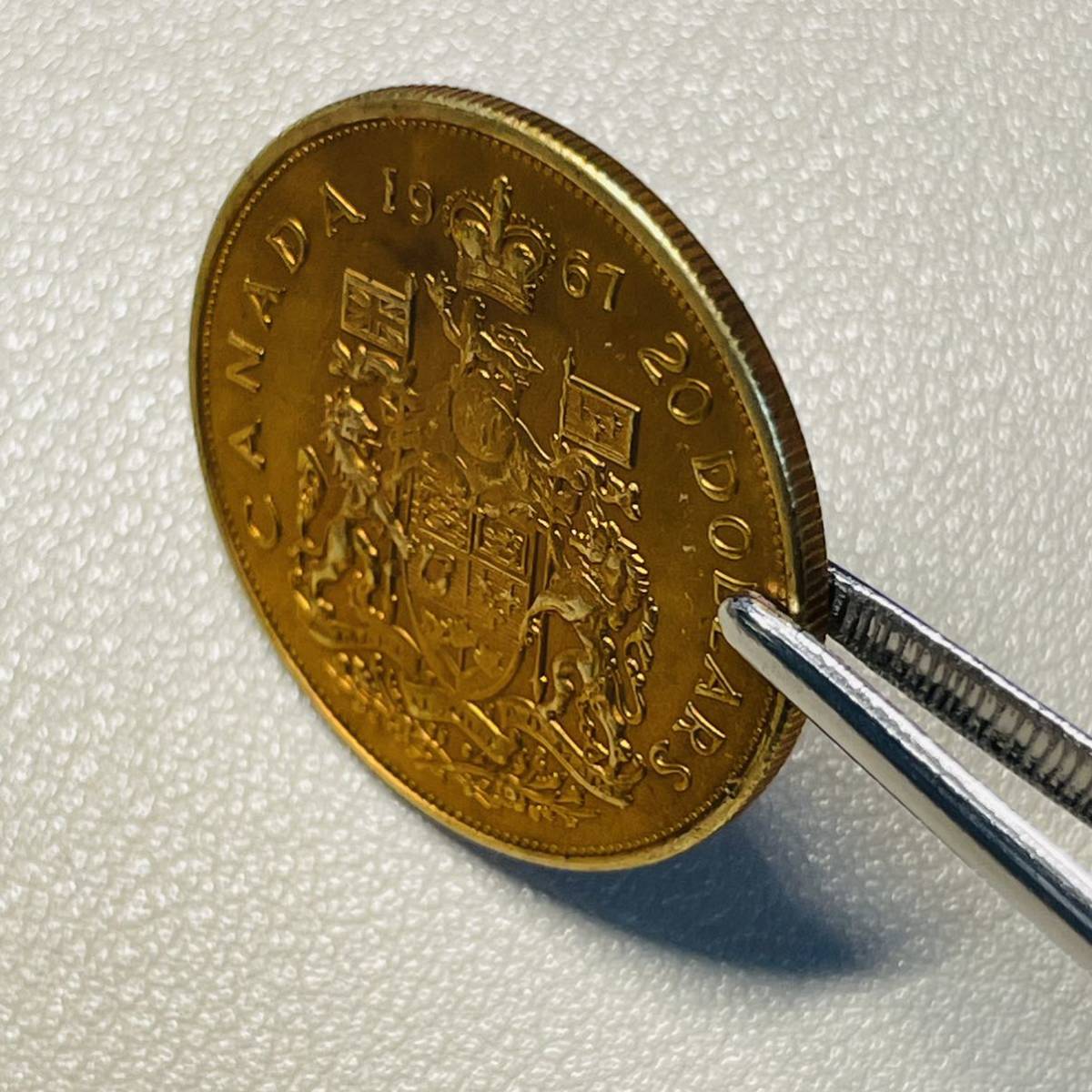 カナダ　硬貨　古銭　英連邦　1967年　エリザベス二世　カナダ建国 100 周年記念　国章　「海から海へ」銘　記念幣　コイン　重さ6.95g_画像3