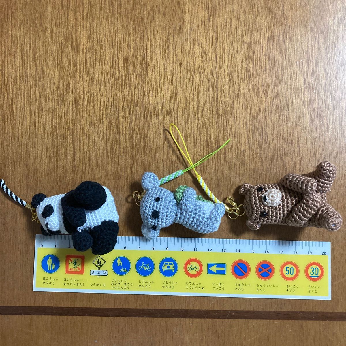 刺しゅう糸で編んだ動物のストラップ＆チャーム　パンダ、コアラ、くま　手編みのハンドメイド品