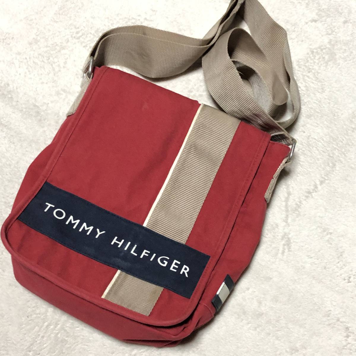 TOMMY HILFIGER トミーヒルフィガー 人気の赤ロゴカラー メッセンジャーバッグ ショルダーバッグ 赤×ネイビー 肩掛け_画像2