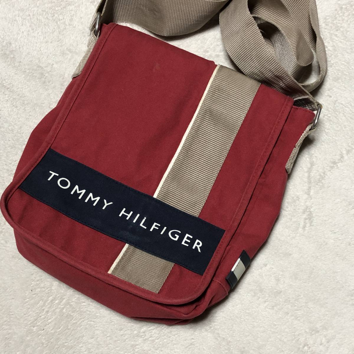 TOMMY HILFIGER トミーヒルフィガー 人気の赤ロゴカラー メッセンジャーバッグ ショルダーバッグ 赤×ネイビー 肩掛け_画像1