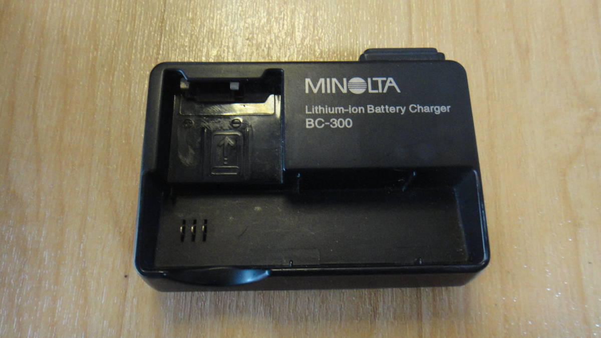 MINOLTA　純正 充電器 BC-300 コニカ ミノルタ バッテリーチャージャー 送料200円_画像1