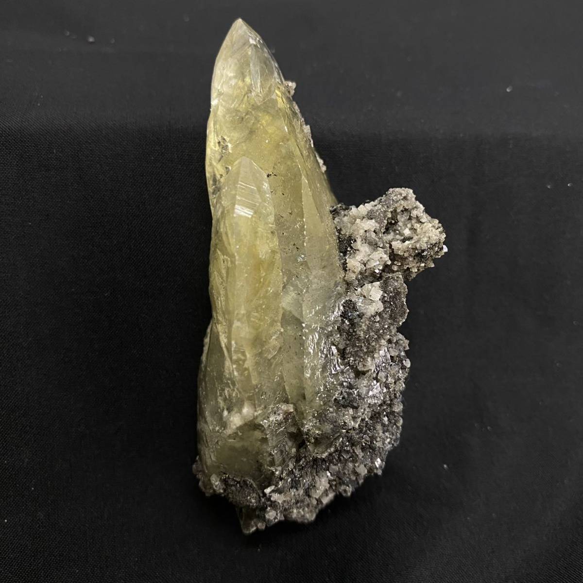 860 鉱石 原石 天然石 カルサイト 犬牙状方解石 炭酸塩鉱物 93g インド産 鉱物 黄色 _画像4