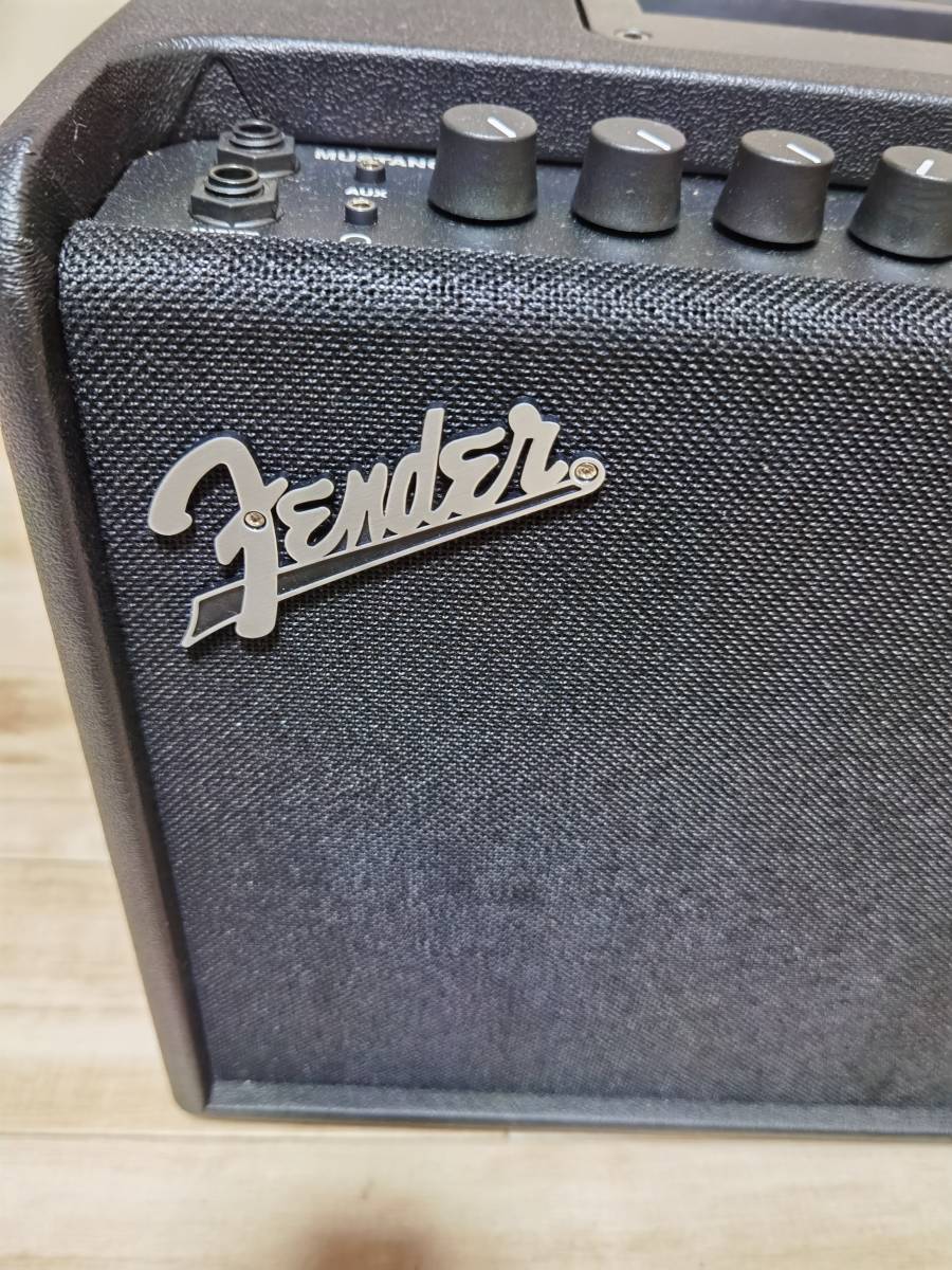 Fender フェンダー Mustang LT25 ギター アンプ　中古　美品　おまけ付き_画像2