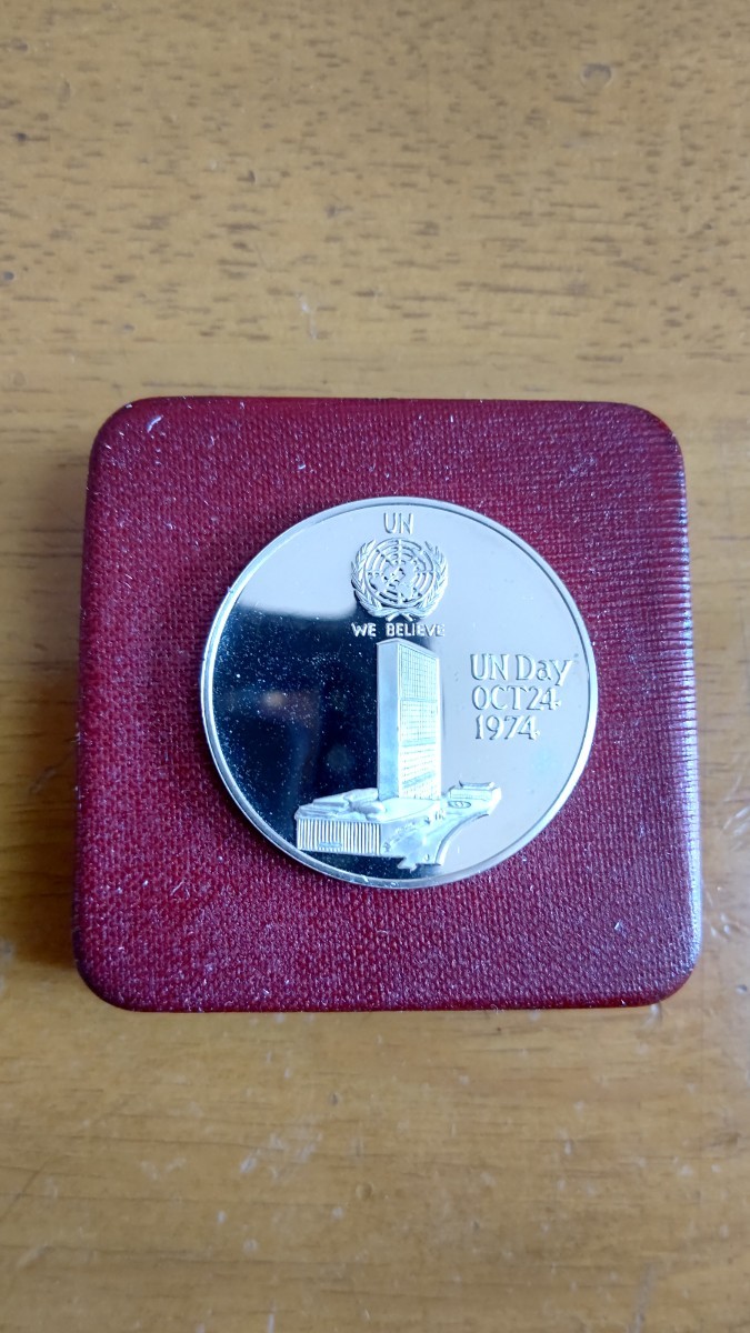 小澤征爾 1974年 国連デーコンサート記念純銀製メダル、オリジナル箱・説明書付 の画像3