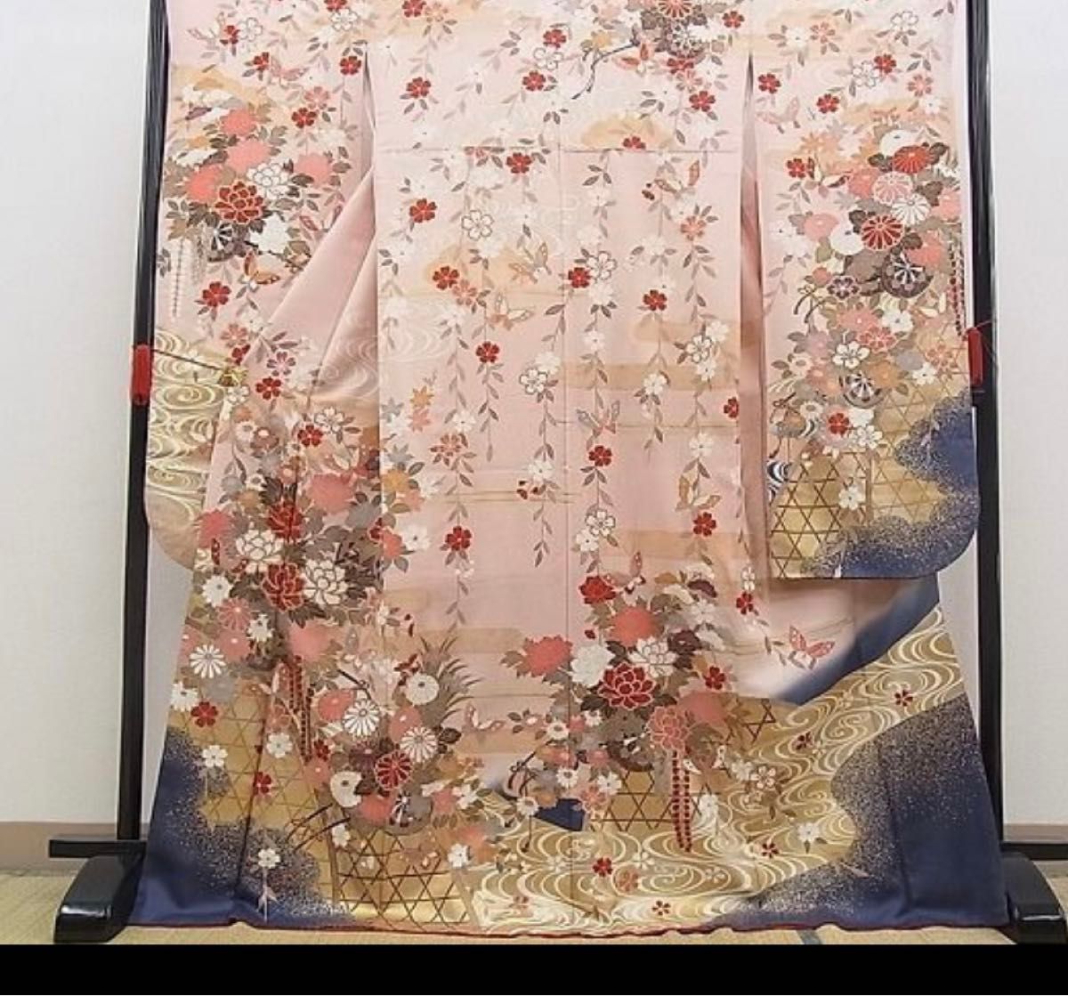 ピンク豪華振袖　駒刺繍　籬花車舞蝶文　たたき染め　金彩　