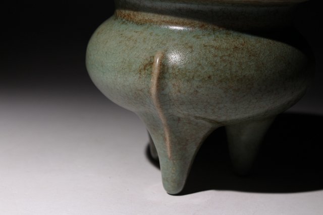 博物館展示品　来歴有　1360　宋時代　龍泉窯三足香炉　幅約12.5cm　（検）青磁 香炉 唐物 古道具 中国美術　_画像8