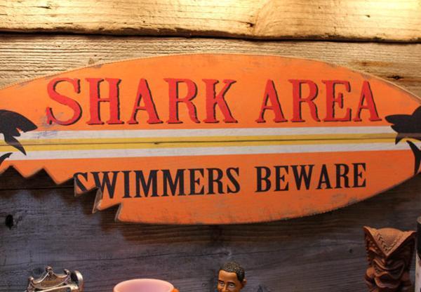 1円 新品 サメに注意 サーフボードモチーフの木製看板_画像2