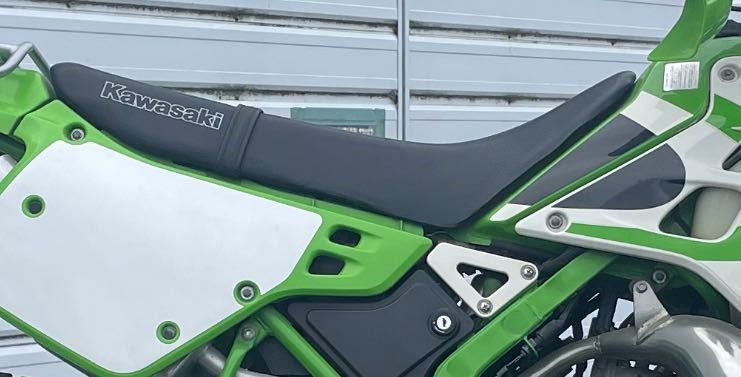 カワサキ　KDX125SR 純正シート用　純正シート表皮 _取り外し前の画像です。