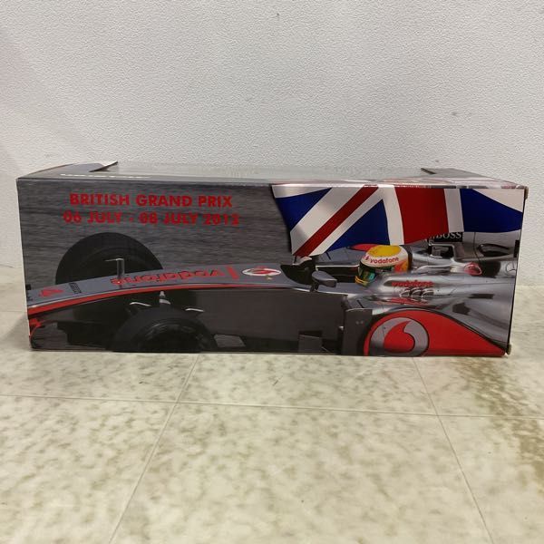 1円〜 ミニチャンプス 1/18 VODAFONE McLaren MERCEDES SHOWCAR 2012 BRITISH GP 2012 L.HAMILTON LIMITED EDITION シルバー×レッド_画像8