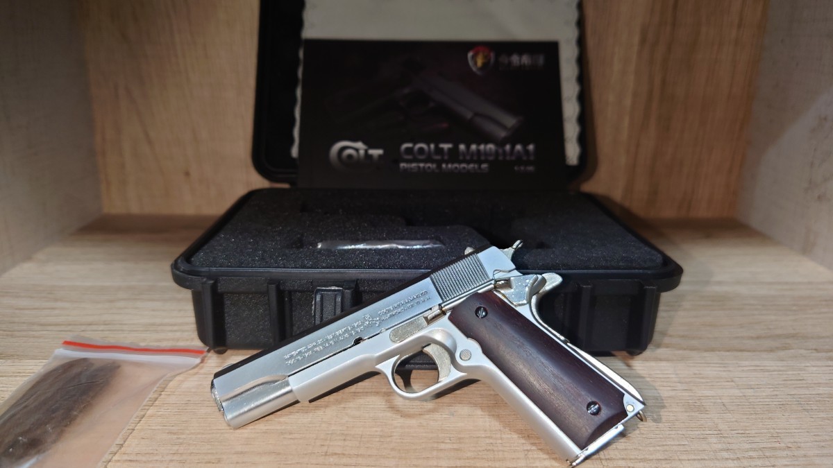 精巧1/2スケール　ミニチュアモデルガン　コルトM1911A1 シルバー　　木製グリップカスタム