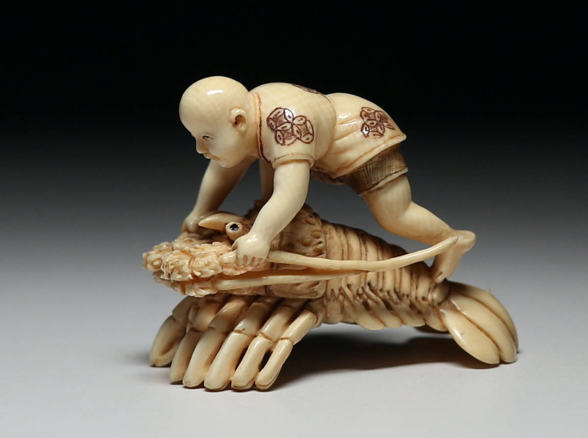 【心】k305 マンモス根付 　　伊勢海老に子供 　　在銘（検：提げ物/緒締め/帯留め/Netsuke）