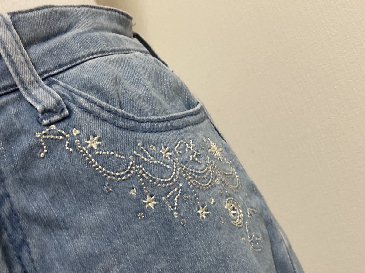 アクシーズファム☆蝶x星座刺繍レース飾り裾折り返し2wayデニムパンツ☆used 　ライトブルー_画像5