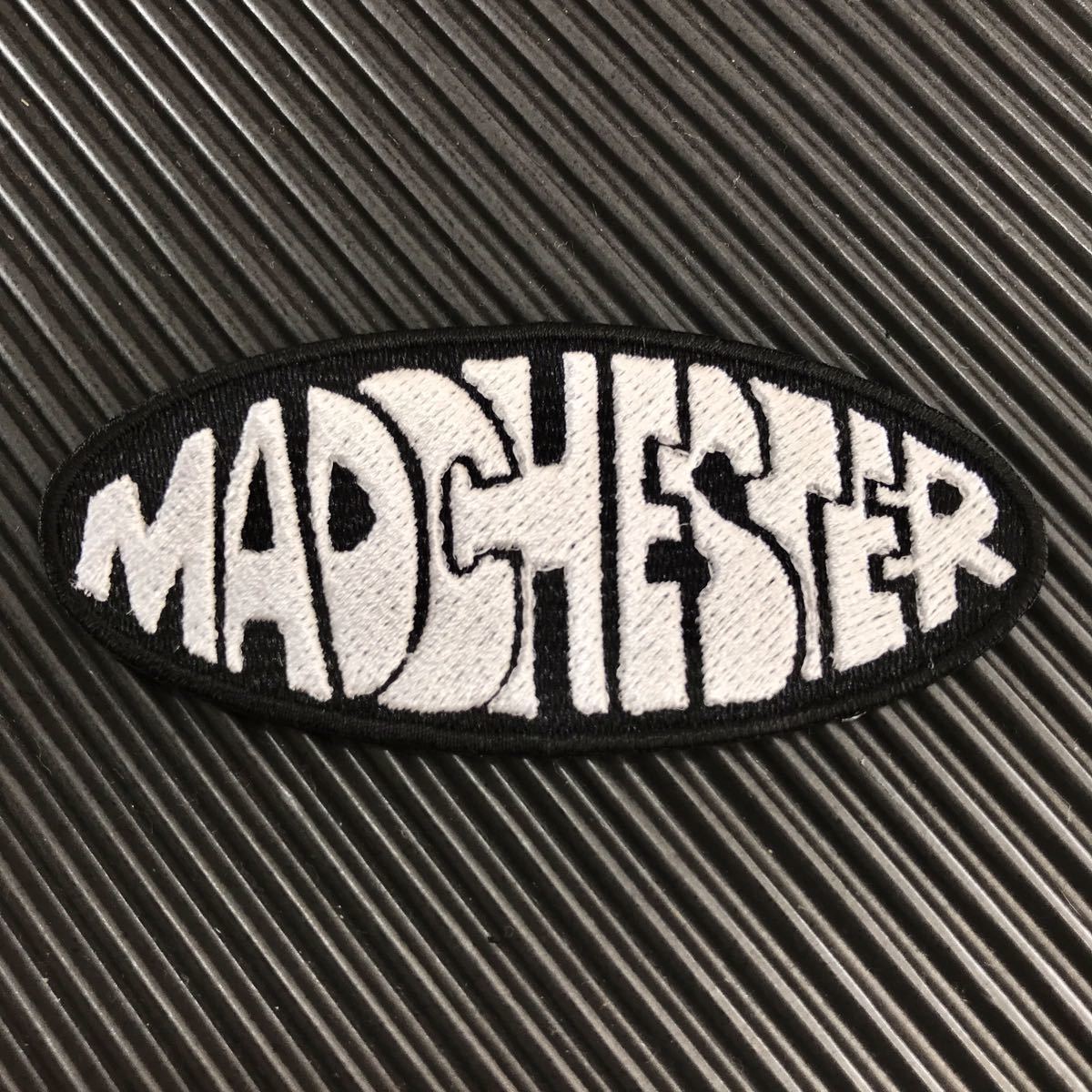 =定形郵便送料無料= MADCHESTER マッドチェスター ロゴ アイロンワッペン 黒×白 95×43mm 90'S マンチェスター - sonntagpatches_画像2