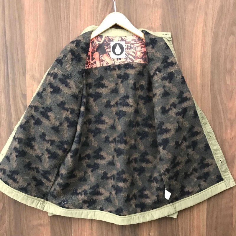 ＶＯＬＣＯＭ ボルコム ｓｉｚｅＬ ミリタリー風ジャケット 裏ボア グリーン×レッド メンズ 洋品紳士服/266