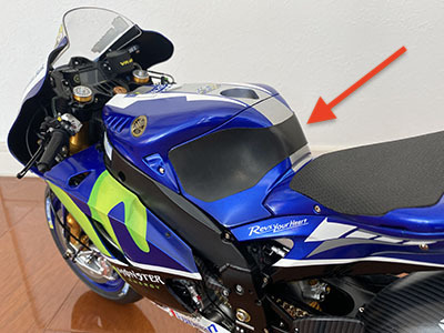 タンクラバーシート : 1/4 デアゴスティーニ・ジャパン 週刊 YAMAHA YZR-M1 バレンティーノ・ロッシ用 : ヤマハ MOTO-GP デアゴスチーニ_画像2