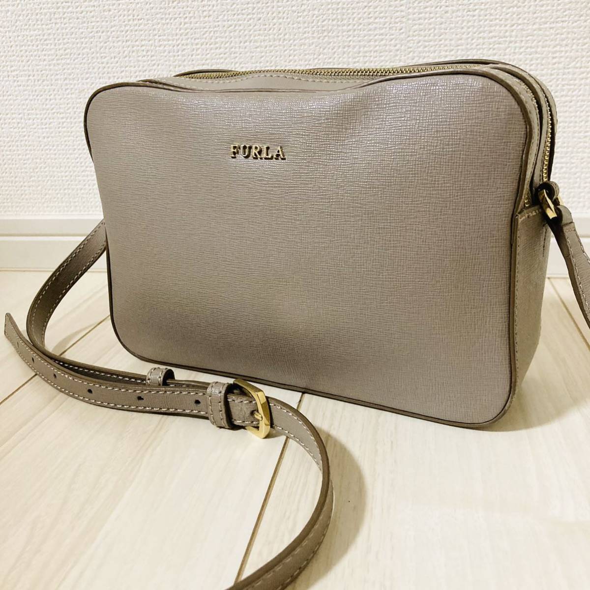 ★即決★ FURLA フルラ リリー クロスボディ レザー ショルダーバッグ グレージュ 牛革 斜めかけ カメラバッグ ダブルファスナー