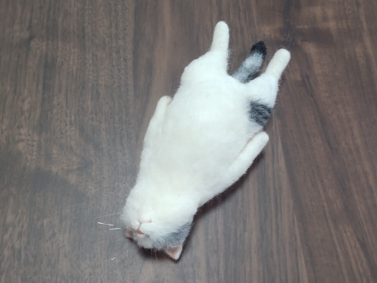 ＊obu＊ハンドメイド＊ 羊毛フェルト　猫 和猫 ごろ寝 サバトラ白猫 ねこ へそ天 爆睡 手のひらサイズ_画像5