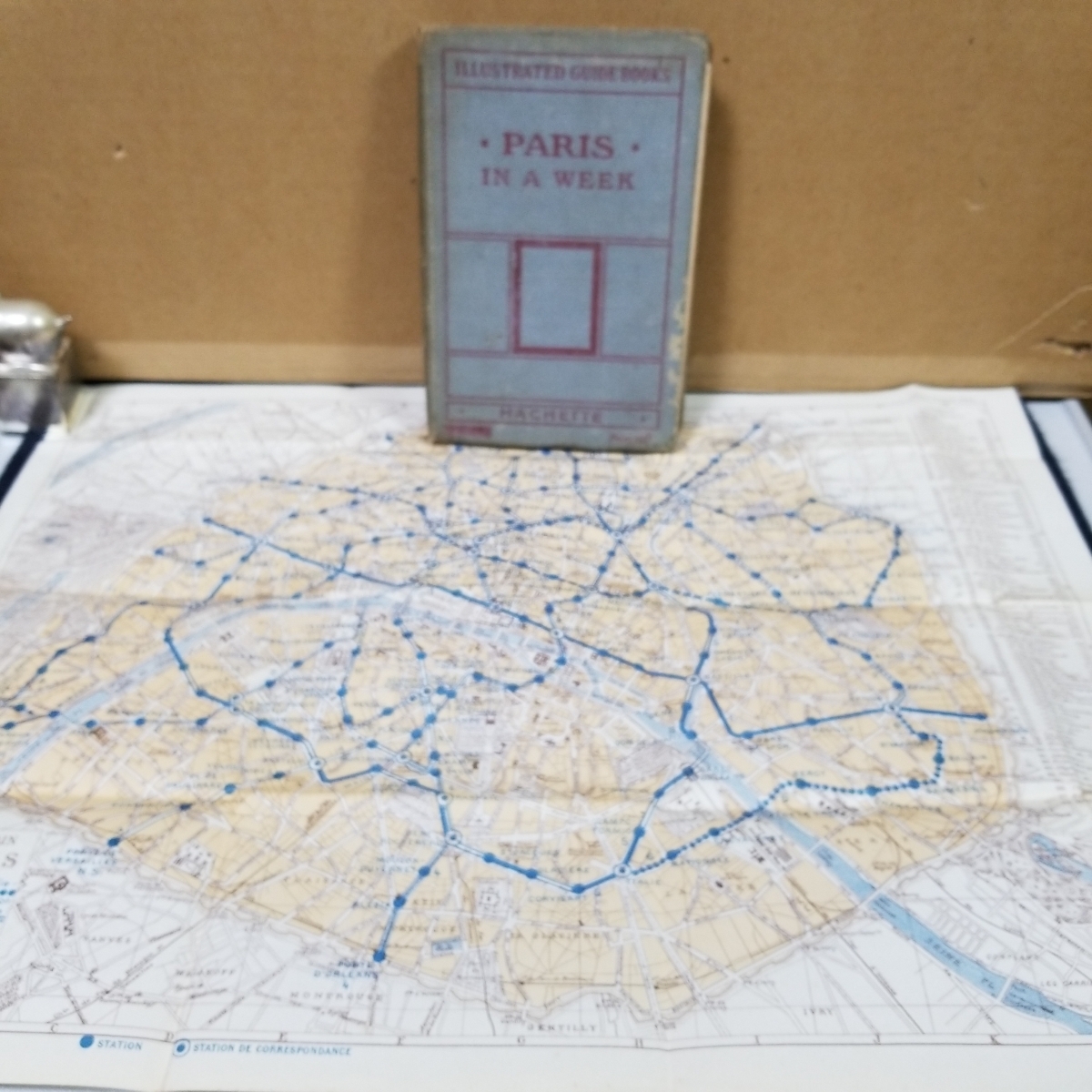 PARISの資料、本、マップ。1922年の資料、古い地図がついています。