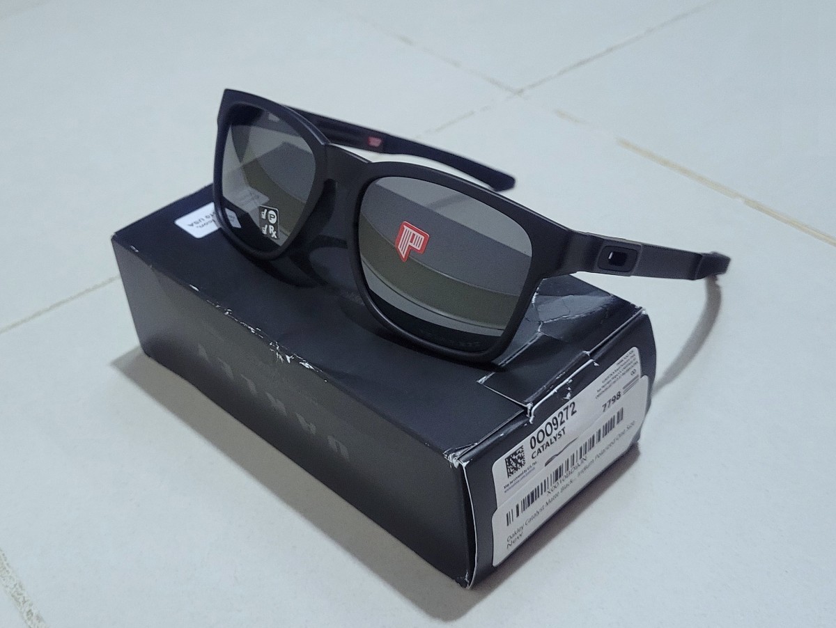 正規品 新品 偏光 OAKLEY CATALYST オークリー カタリスト ASIA FIT アジアフィット BLACK POLARIZED ブラック ポラライズド サングラス_画像2