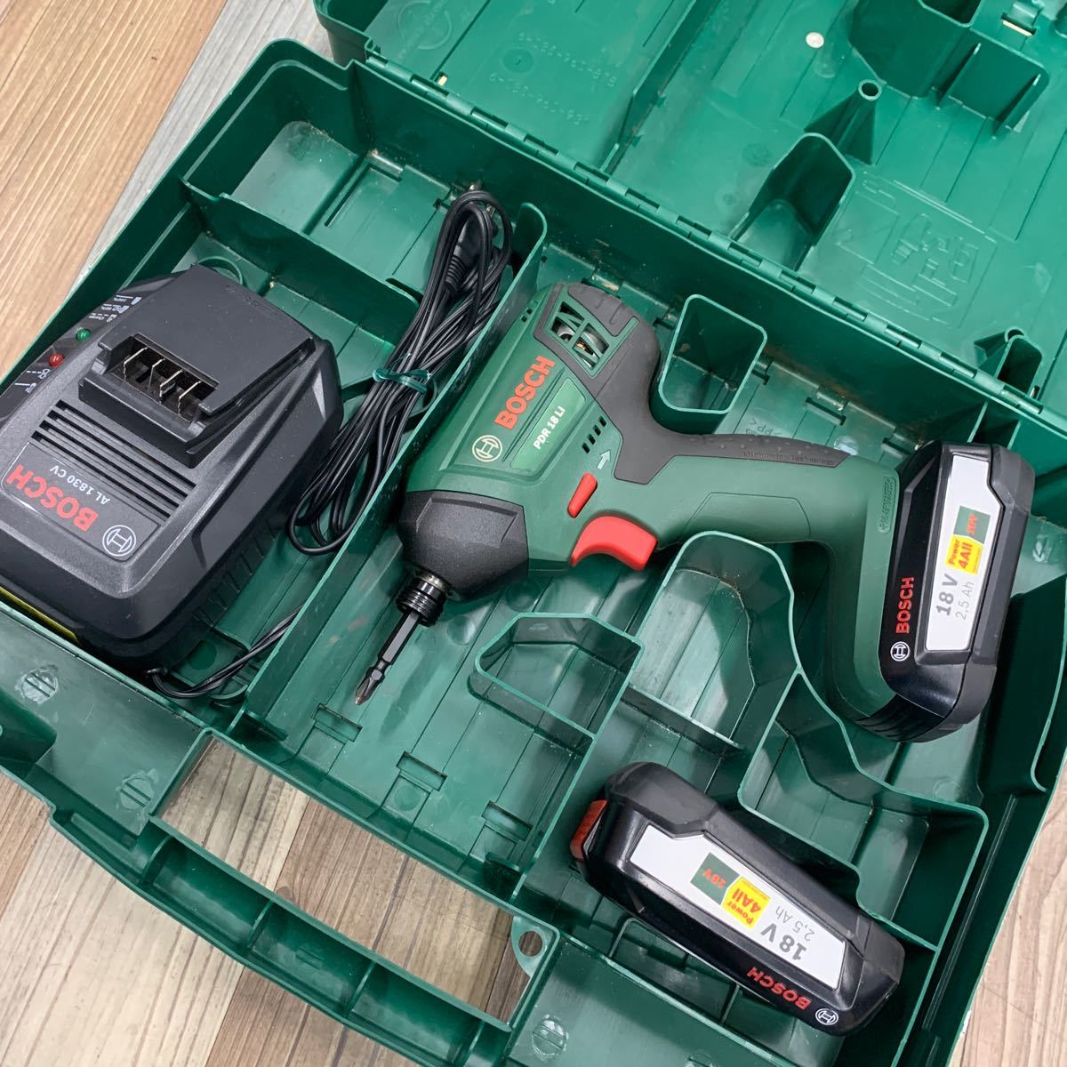 訳有り美品 Bosch ボッシュ 18V 2.5Ah コードレスインパクトドライバー PDR18LI バッテリー2個、充電器セット_画像2