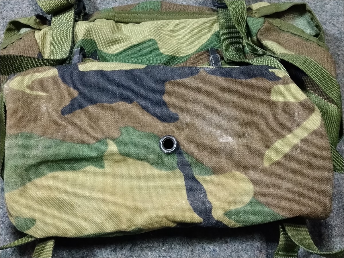 米軍 実物 払い下げ 放出品 MOLLE モールシステム ブットパック（フィールドパック）ウッドランド迷彩 1997年当時物中古の画像4