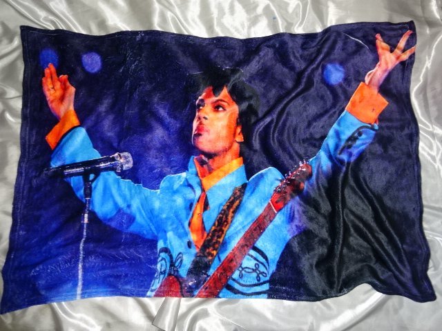 PRINCE グッズ Tシャツ パーカー ブランケット キーホルダー 布ポスターなど_画像3