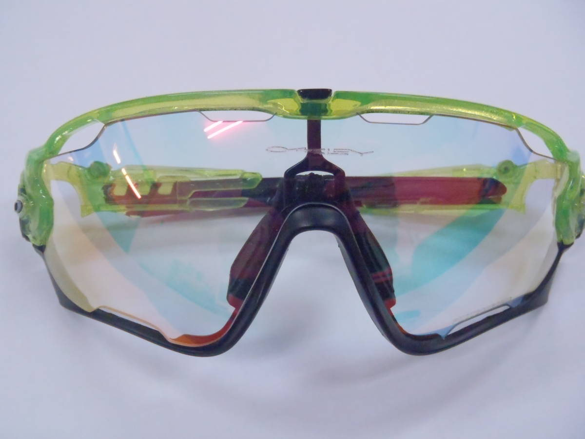 【定形外送料込】【レッドミラー調光レンズ】ジョウブレイカー用フォトクロミックレンズ (オークリー PHOTOCHROMIC JAWBREAKER クリア 赤 )_装着した様子　※フレームは付属しません。