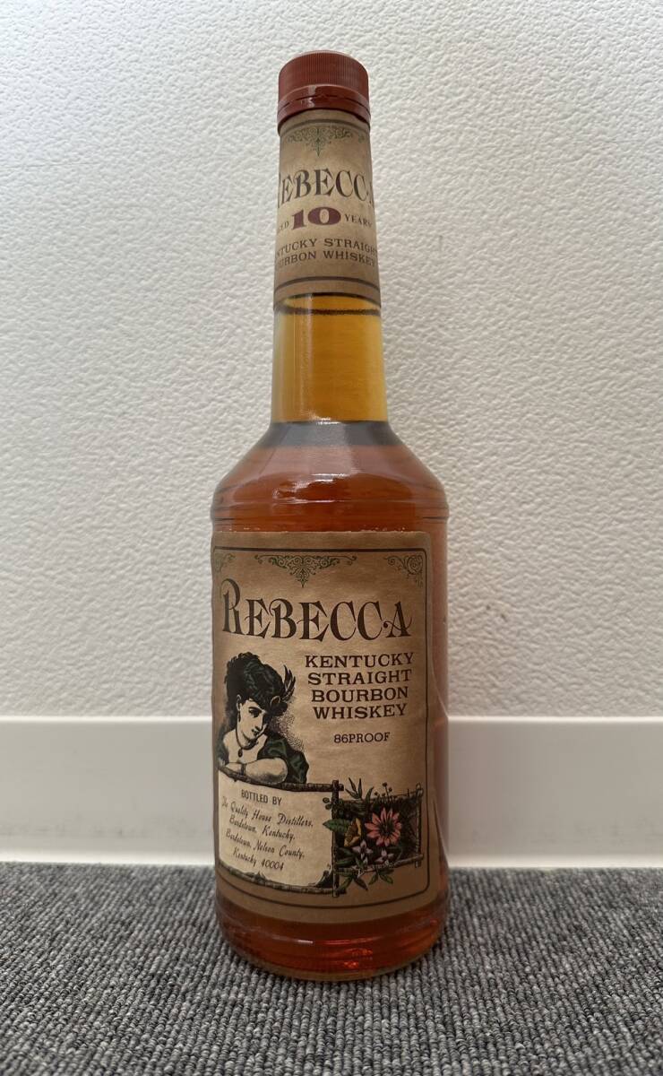 【JBI 4491】１円～ REBECCA レベッカ BOURBON WHISKEY バーボンウイスキー 10年 AGED 10 YEARS 洋酒 未開栓 ラベル剥がれ有 現状品_画像2