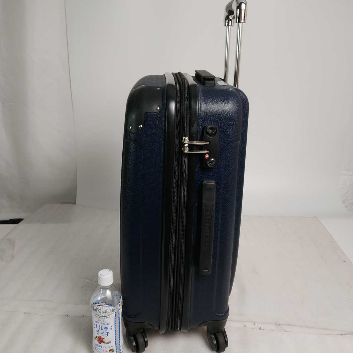 中古237　グリフィンランド　Mサイズ　スーツケース　キャリーケース　拡張機能　TSA　ネイビー_画像2