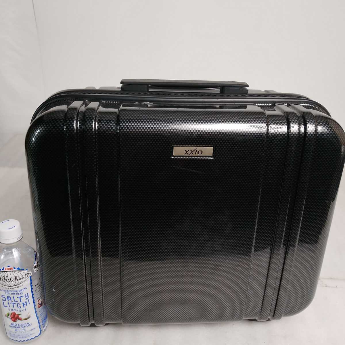 値下げ　中古241　XXIO　ゼクシオ　Sサイズ　横型　スーツケース　キャリーケース　TSA　カーボン柄　ブラック_画像2