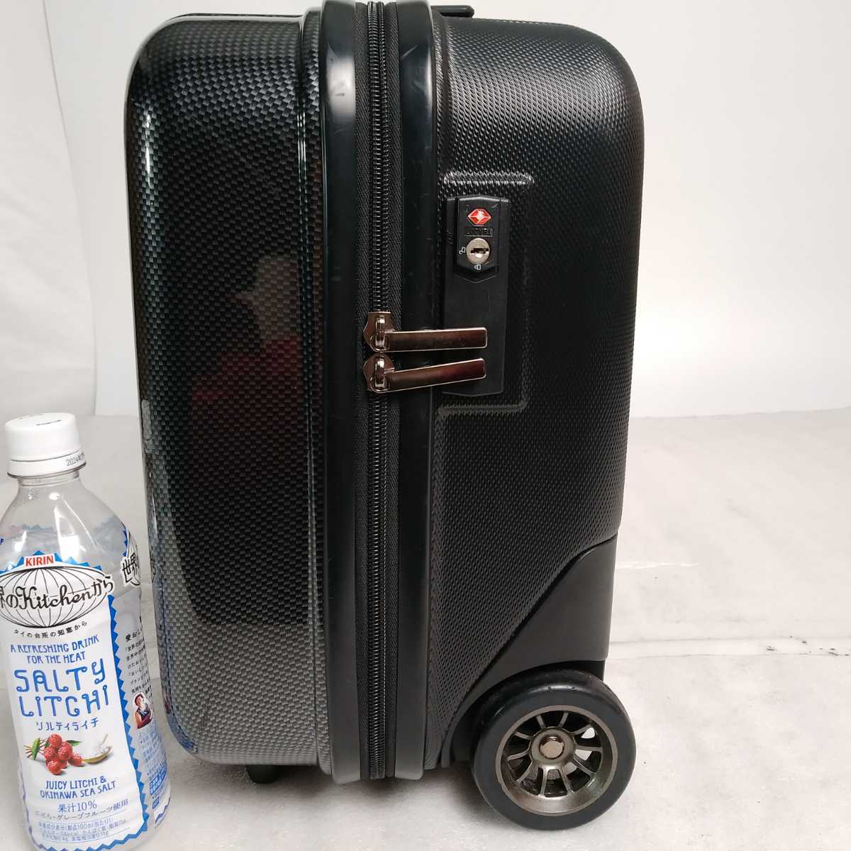値下げ　中古241　XXIO　ゼクシオ　Sサイズ　横型　スーツケース　キャリーケース　TSA　カーボン柄　ブラック_画像4