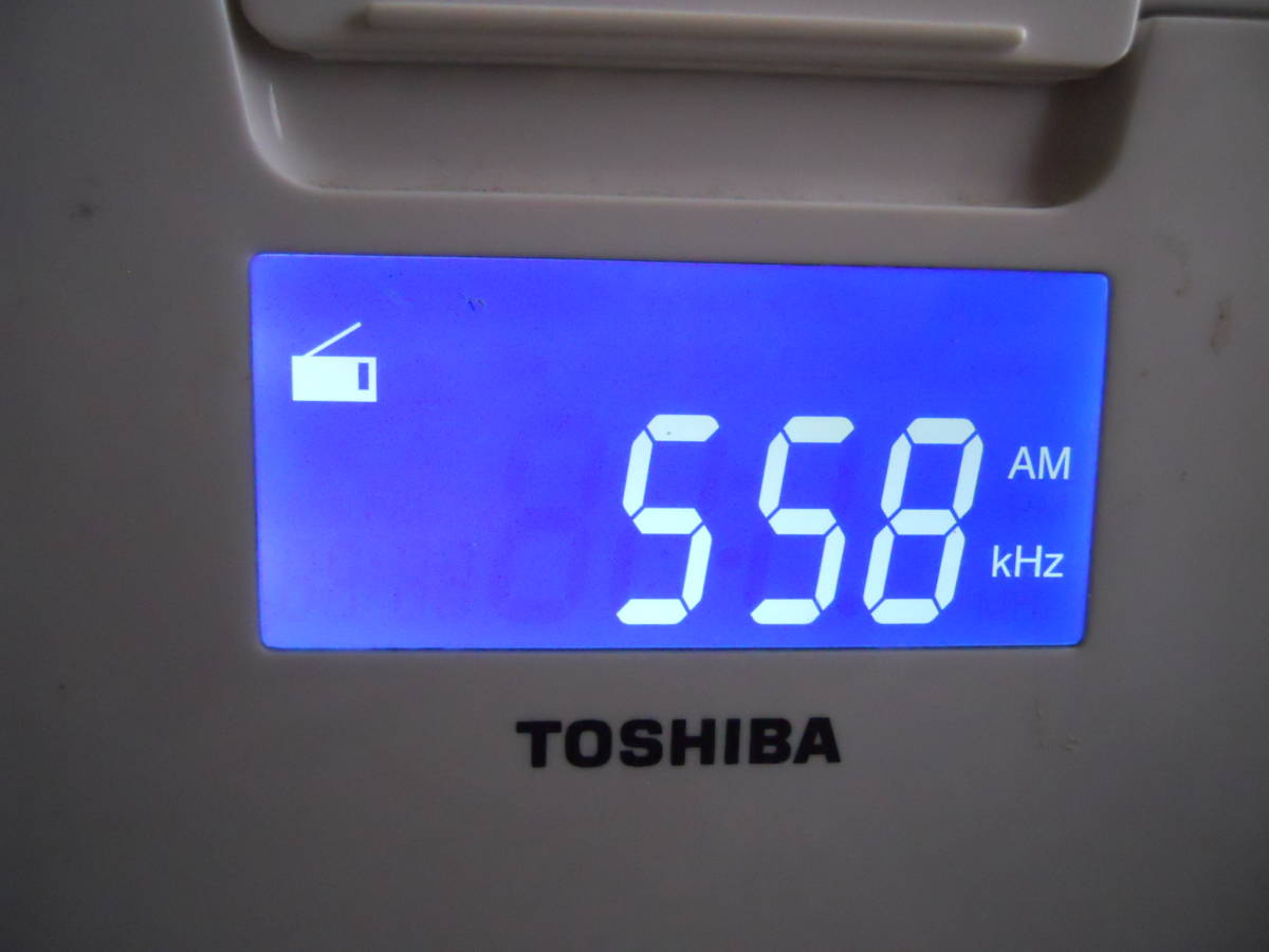 TOSHIBA 防水CDクロックラジオ CUTEBEAT ホワイト TY-CDB5(W)中古_AM受信しています