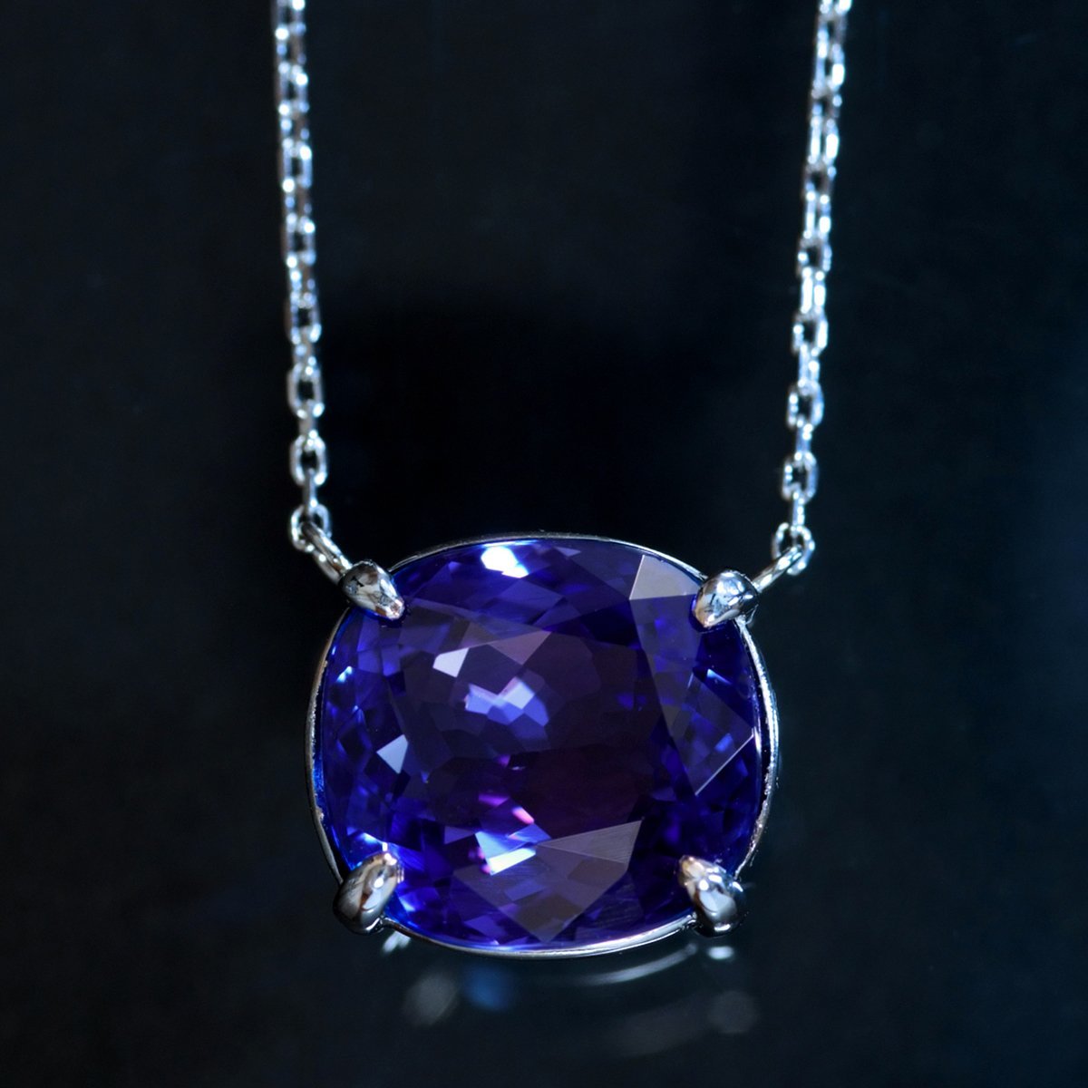 F3472【BRAND CLUB HILTON OSAKA】美しい大粒タンザナイト５．６１ct 最高級Pt850無垢セレブNC 長さ40.5～37.0cm 重量4.7g 幅10.8×11.9mm_画像2