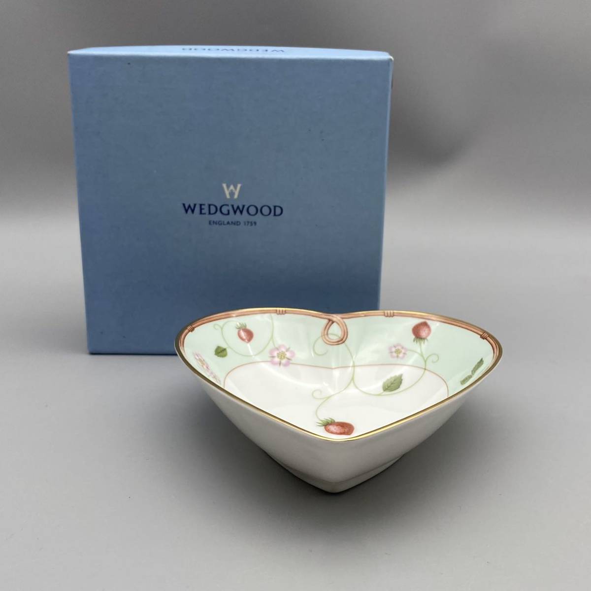 レア【送料無料】ウェッジウッド/WEDGWOOD/正規品/新品未使用/ワイルドストロベリー/ハートトレイ/1枚/小皿/皿/グリーン(692)_画像1