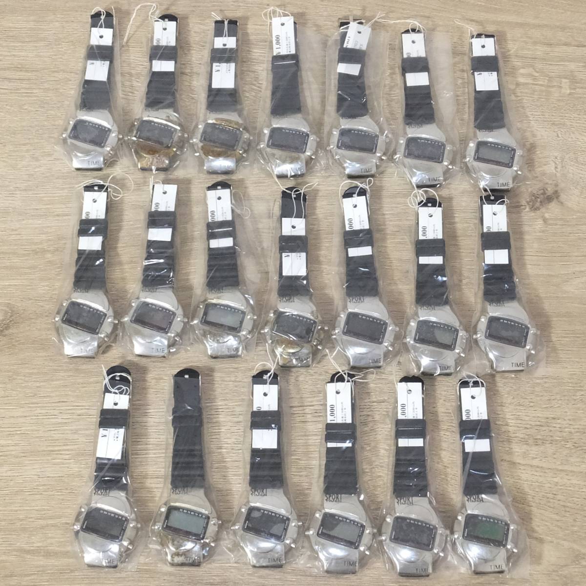 未使用品 デッドストック品 KRONE COLLECTION UTSUNOMIYA デジタル 腕時計 20個セット 液晶・外装傷み 電池切れ 不動品 ジャンク扱い_画像1