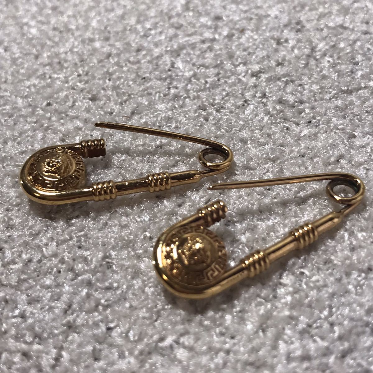 現行！ヴェルサーチ［セーフティーピン］ピアス 安全ピン メデューサ ブローチ アクセサリー ゴールド VERSACE ユニセックス 両耳