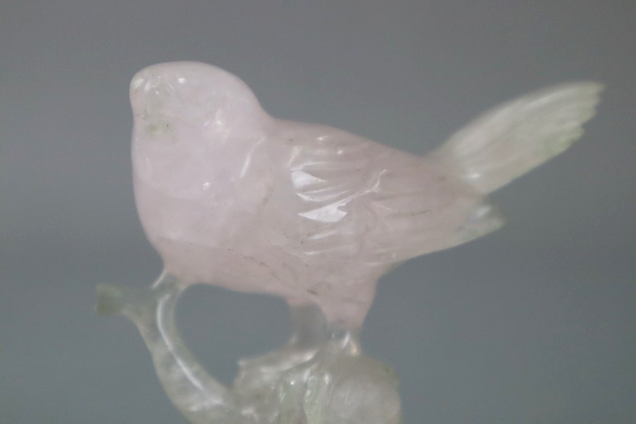 中国美術 紅水晶 彫刻 鳥一対 唐木台 検/天然石 紅水晶 ピンク水晶 置物 ローズクォーツ 細密細工 古美術品[c173]_画像3