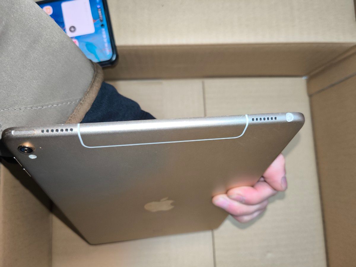iPad Pro 9 7インチ バッテリー98%美品 充電回数101 A1674 iPad Pro 9 7インチ バッテリー98%美品 充電回数101 A1674