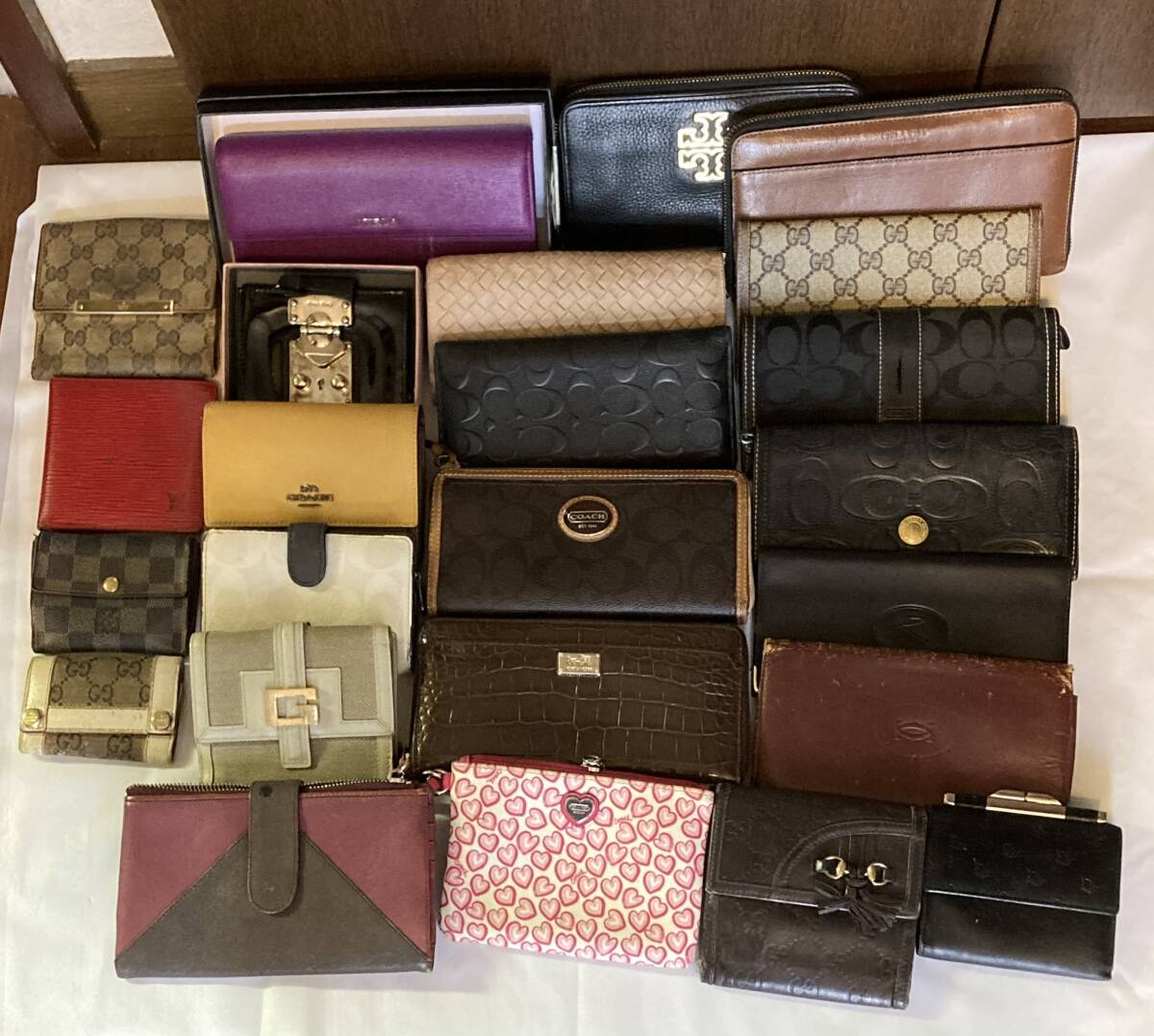 １円スタート！有名ブランド・財布・長財布・二つ折り財布・キーケース他　GUCCI・COACH・VUITTON Miu Miu FRLA他_画像1