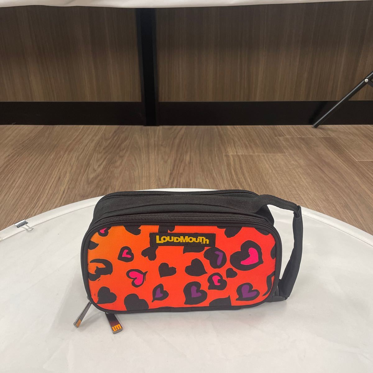 【358】【訳あり】ラウドマウス　ラウンドポーチ　381 Cheetah Hearts 新品_画像2