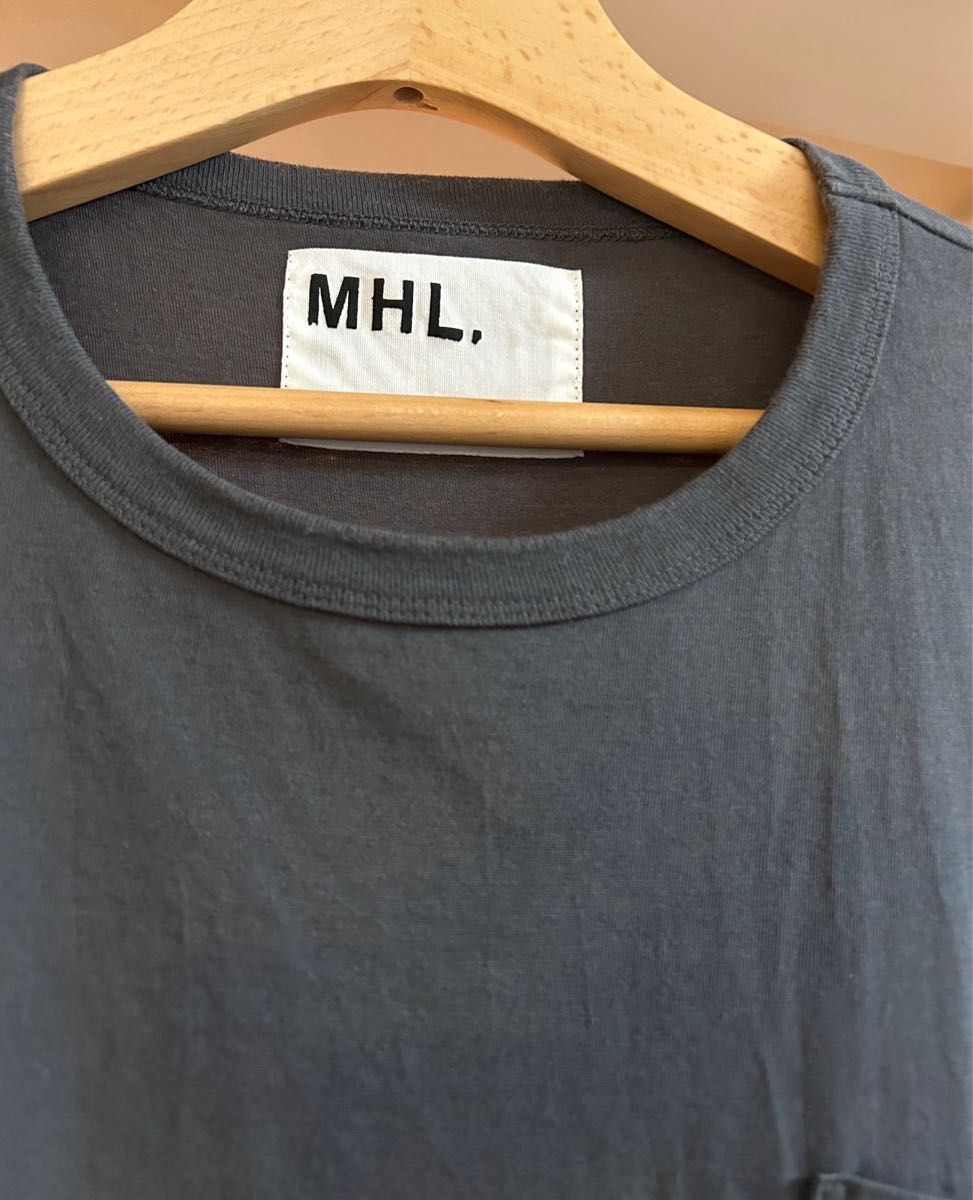 MHL ロゴTシャツ